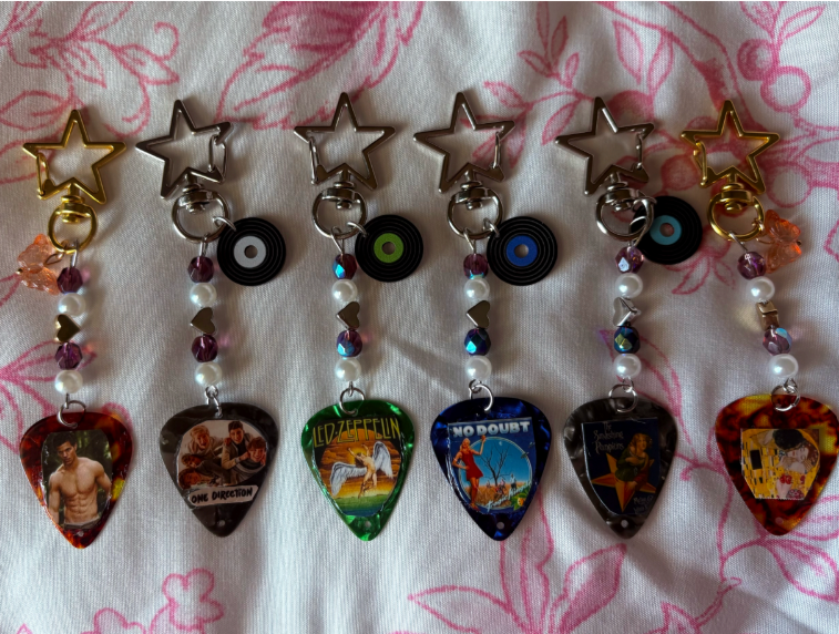 GUITAR PICK AND RECORD CUSTOMIZABLE KEYCHAIN