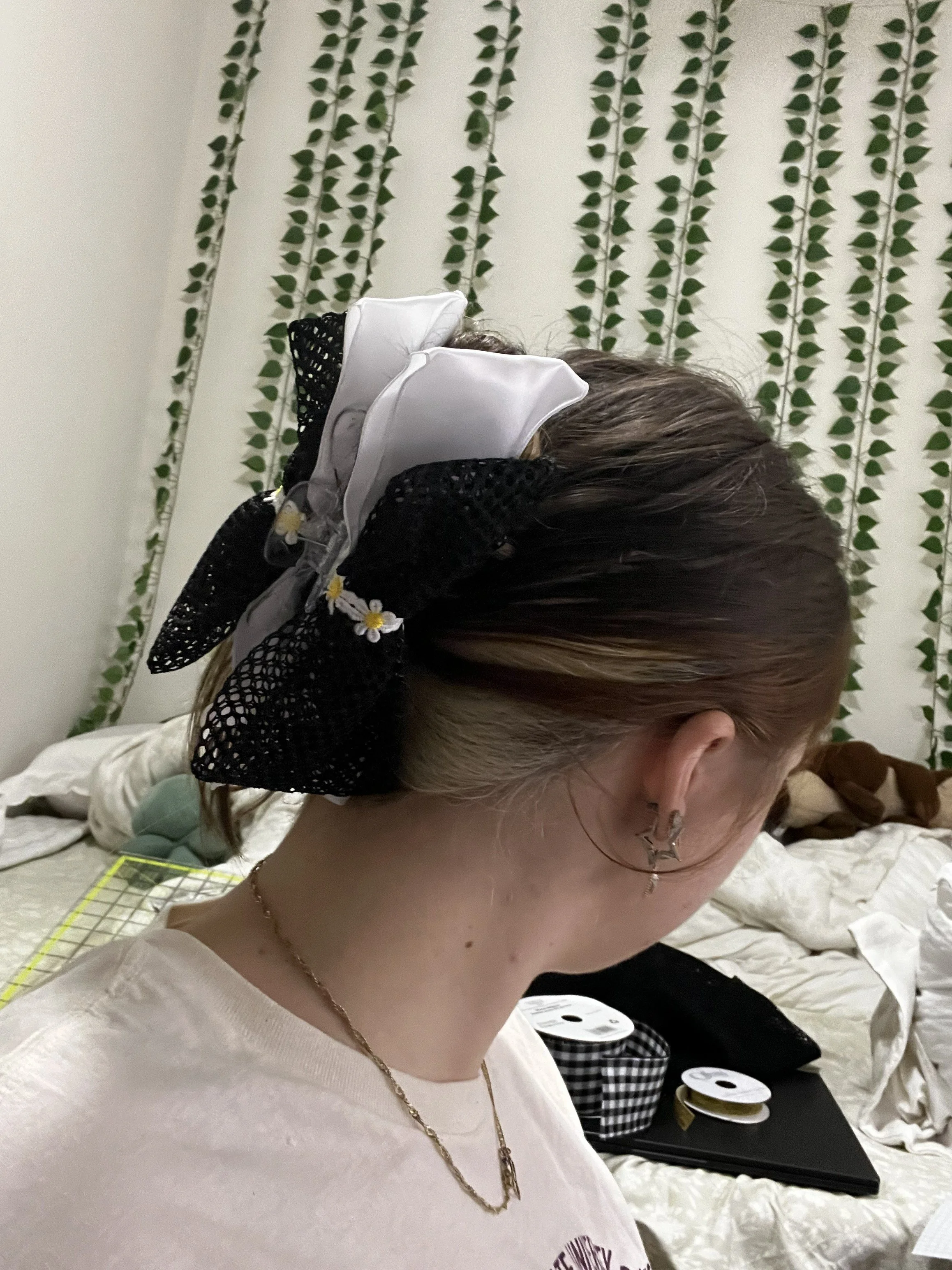 Daisy Bow Clip.jpeg
