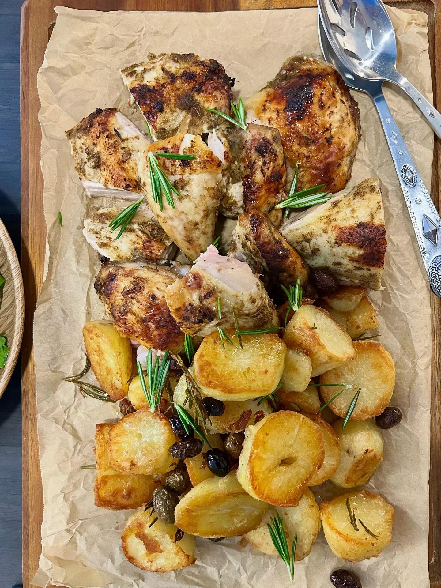 Jerk marinated and roasted spatchcock chicken with olive and rosemary roasted potatoes! We value family style dinners where everyone can choose their favourite piece! Crispy golden skin with crispy golden and fluffy roasted potatoes! 🥔 🍗🫒🌿