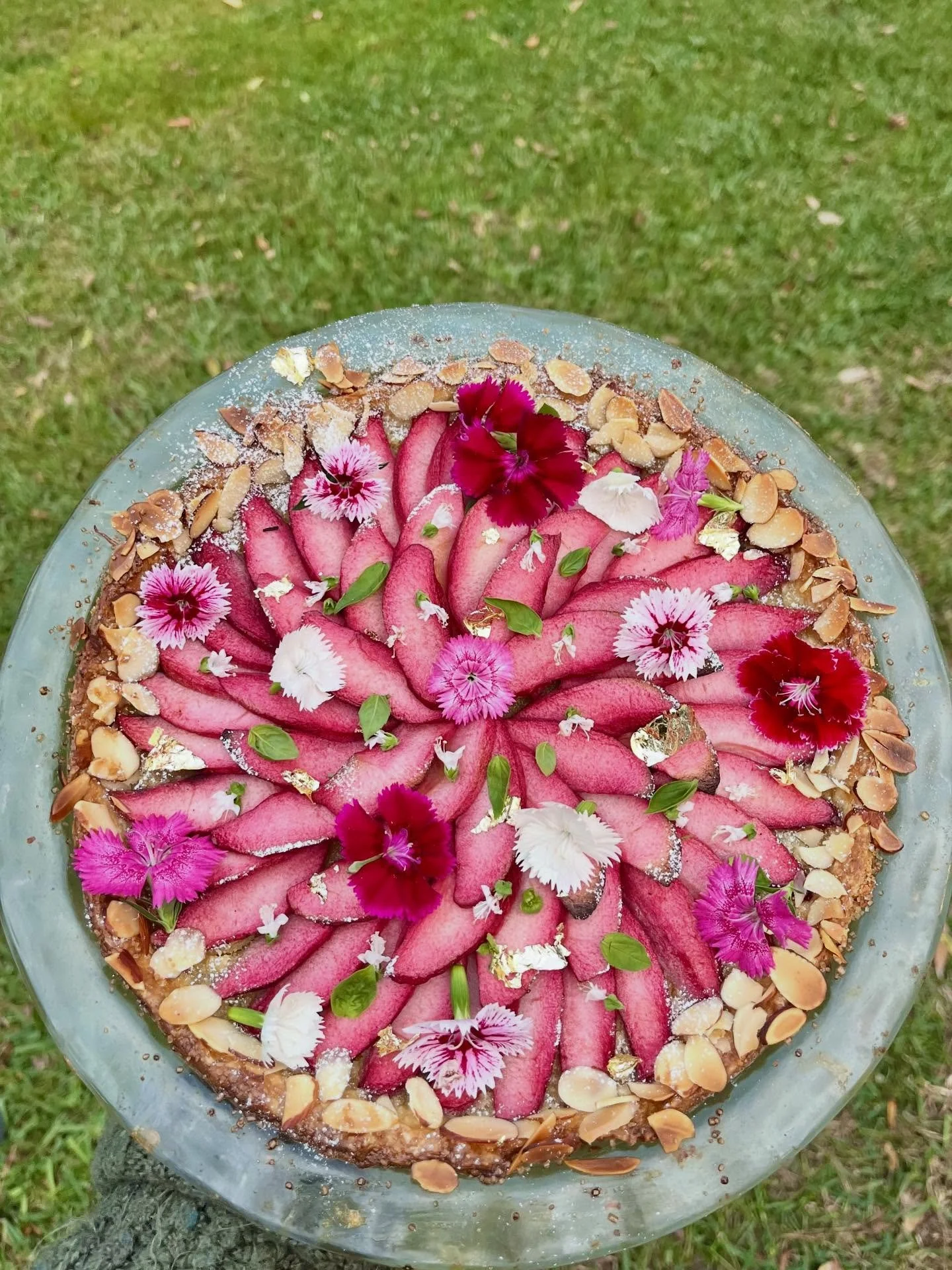 Mixed berry, cherry, and cranberry poached apple frangipane tart 🌺🍒🫐🍓🌿
Now accepting bookings for 2026. 
Ladies brunches, engagements &amp; anniversaries, baby &amp; bridal showers, family &amp; friends get togethers, vacation rentals, cooking l