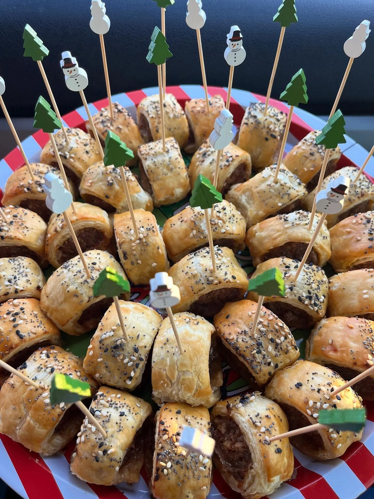 Tis&rsquo; was the season! ☃️🎄 Australian style sausage rolls for an American christmas twist! Homemade sausage using blends of chuck beef, smoked bacon and pork shoulder with freshly toasted then ground spices, classic mirepoix, and fresh herbs wra