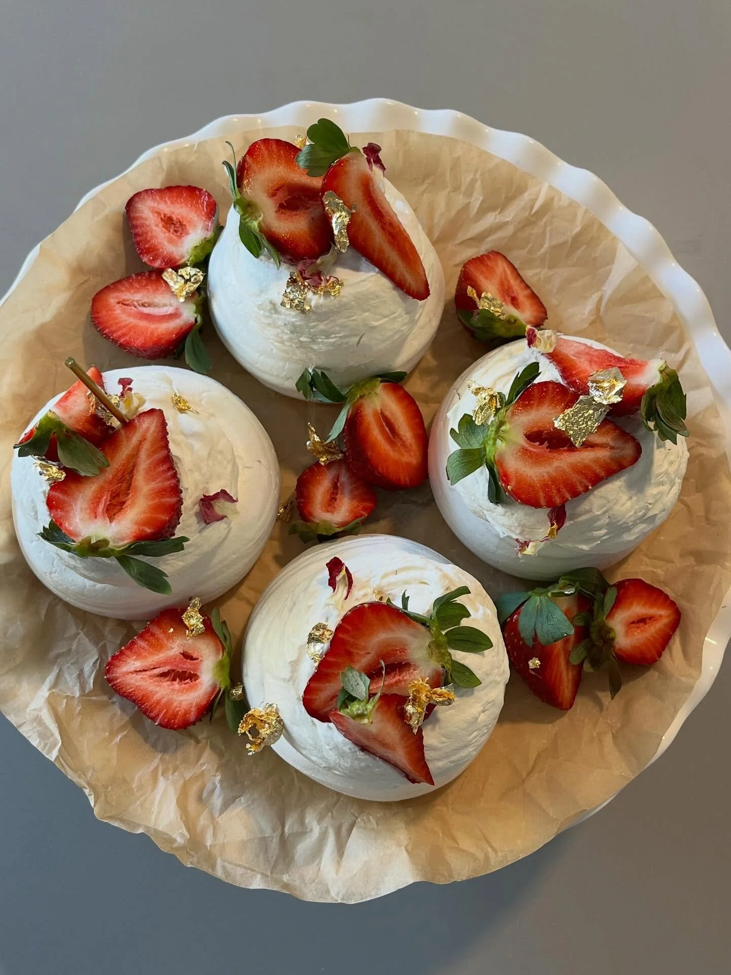 Birthday pavlovas for last weeks meal prep client! 🍓
Crispy vanilla meringue exterior with a cloud-like marshmallow filling topped with freshly whipped cream and fresh in-season strawberries 🎂
A not too sweet treat! 🌿
Book your event or meal prep 