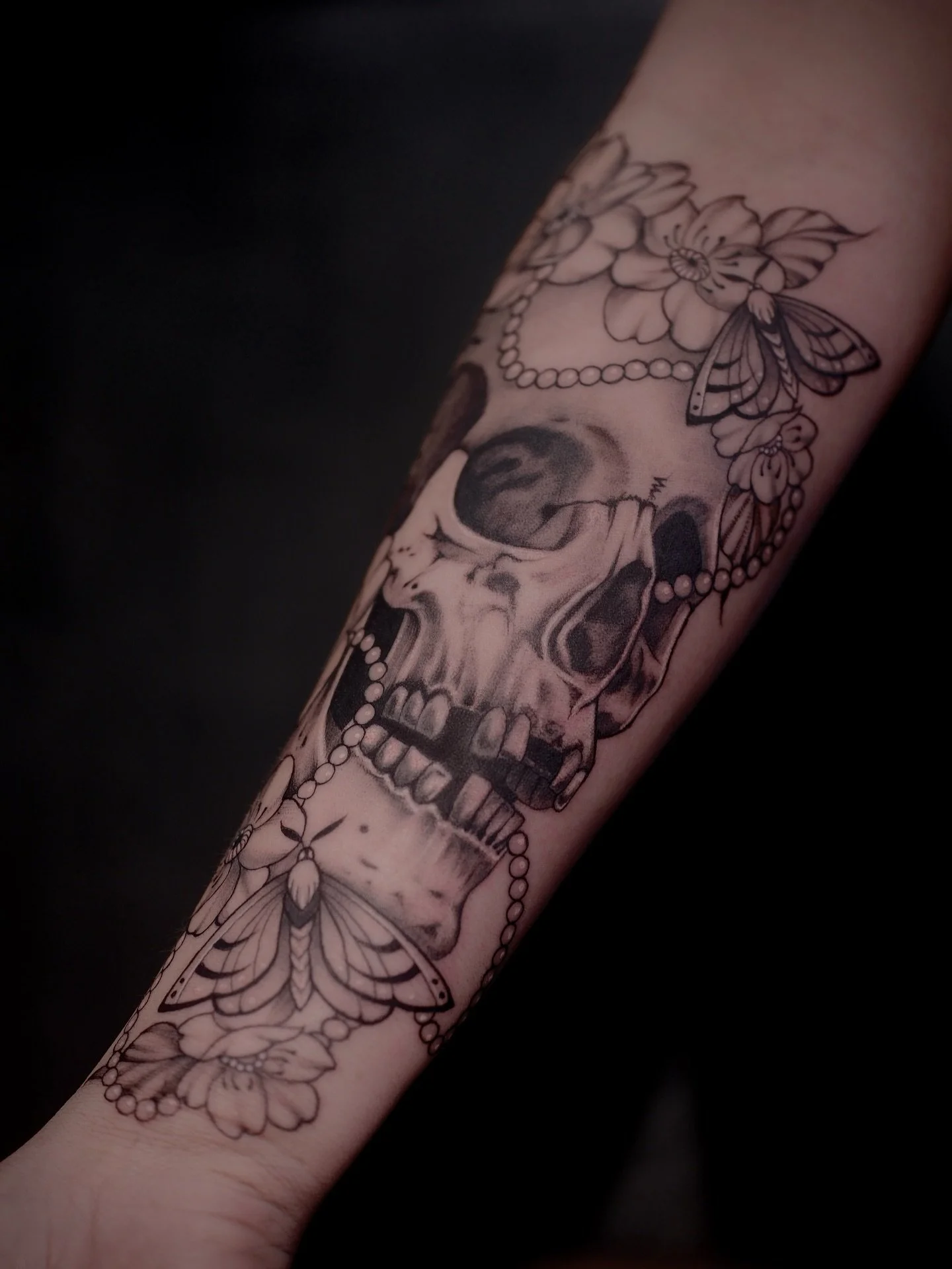 This project was done at @tommystattooconvention on my beautiful client @jenniesmith14 💕
It was so good seeing you again and getting to tattoo you once more, it&rsquo;s always good vibes when you&rsquo;re around! 💫

This weekend was amazing, full o