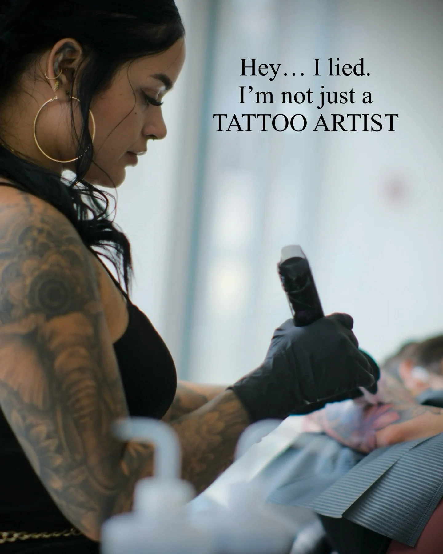 Hey&hellip; les ment&iacute;. 🥹
No solo soy tatuadora.

-Me encanta dibujar, pintar y crear en mi tiempo libre.🎨

-Soy una aventurera de coraz&oacute;n 🤠

-Colombia vive en mi alma 🇨🇴

-Amo mi vida de mam&aacute; gatuna 😻

-Me encanta desconect