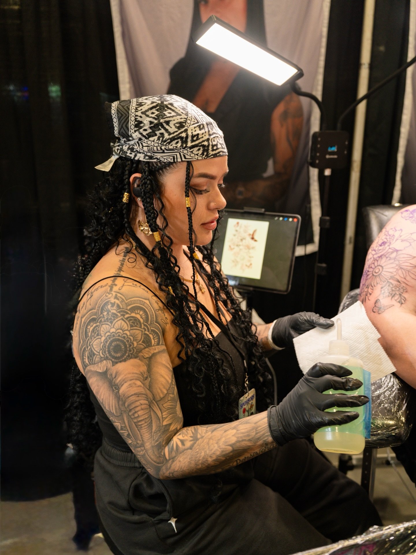 POV: you survived a tattoo convention weekend 🧚🏼&zwj;♀️✨

no sleep, just vibes&hellip;
tattoos, laughs, chaos, and good energy all around.

grateful for everyone who stopped by, trusted me,
and shared a moment with us this weekend 🫶🏼

this is wha