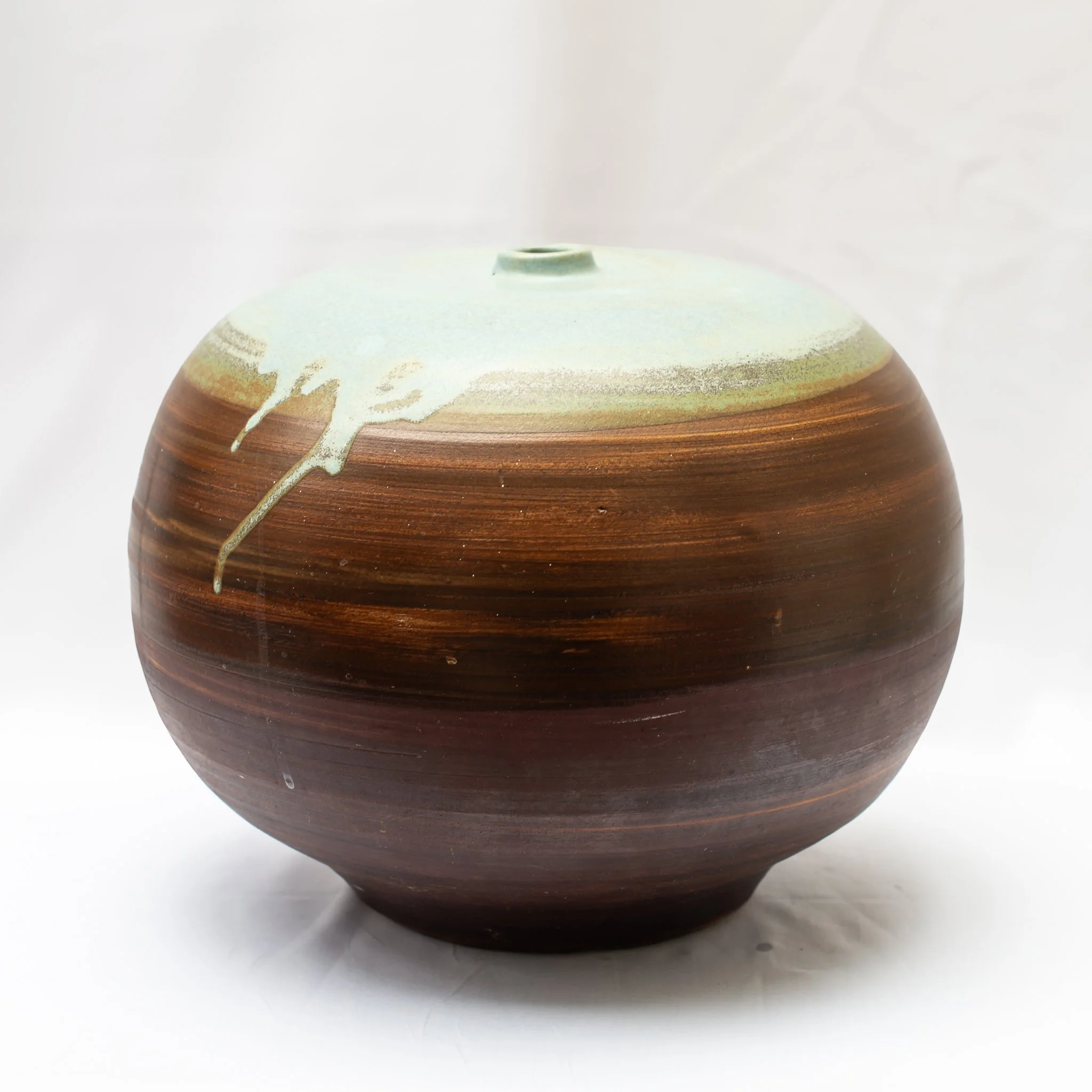 WTF Pot large round small hole.jpg