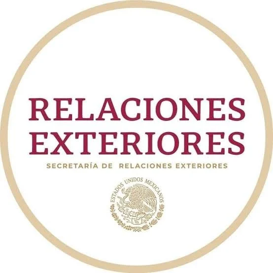 Logotipo de la Secretaría de Relaciones Exteriores de México, con escudo y letras en fondo negro.