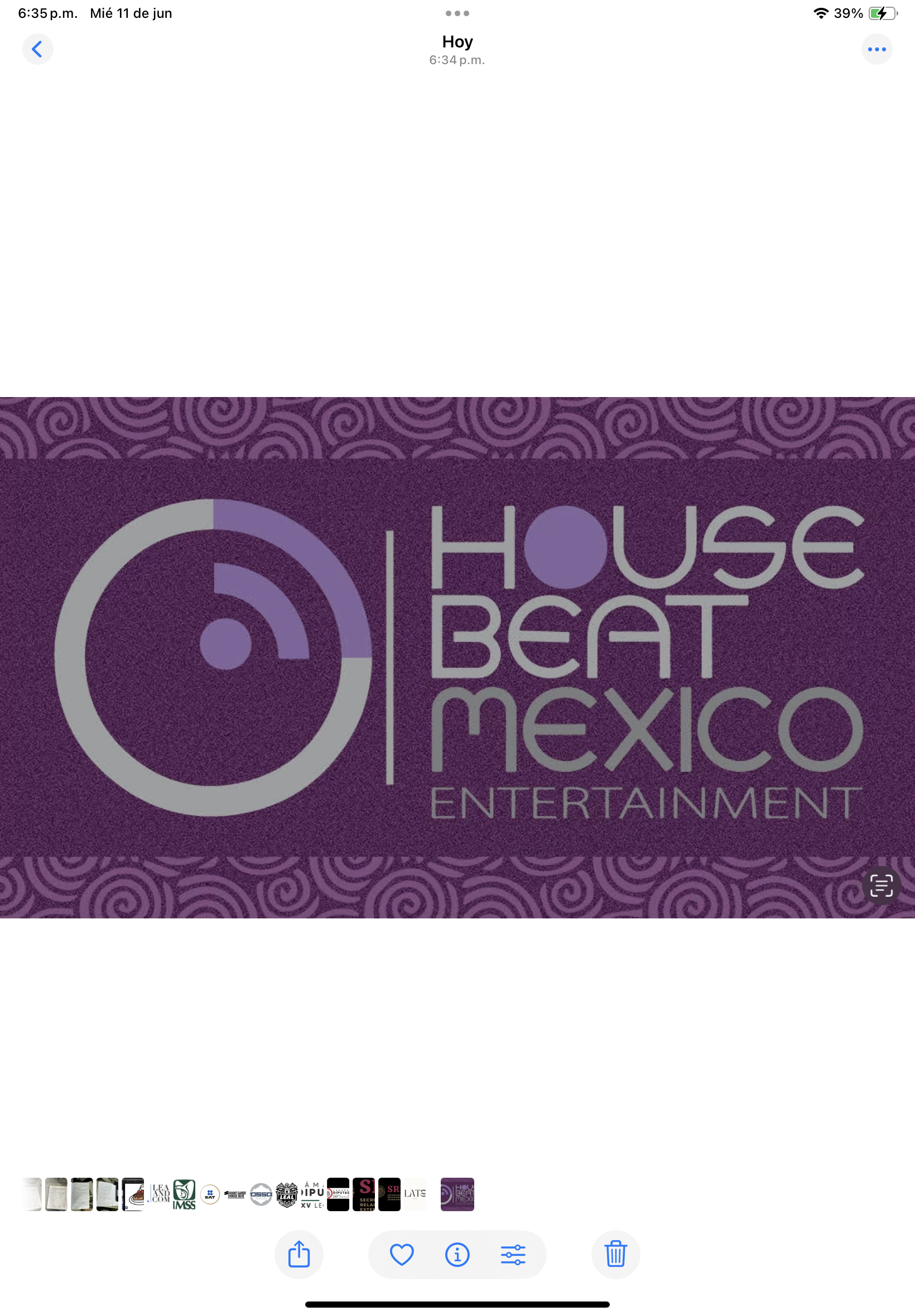 Logotipo de House Beat México Entertainment sobre fondo morado con patrones circulares, que incluye una representación gráfica de un plato giratorio de DJ