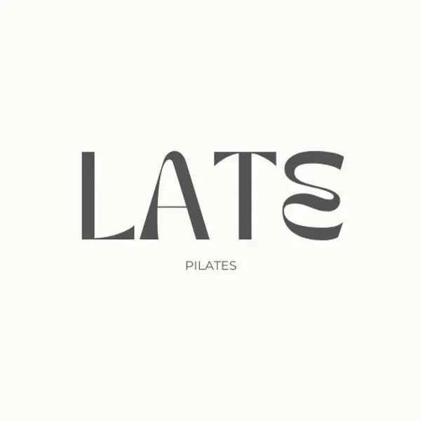 Logotipo de LATÉ PILATES en letras estilizadas en gris sobre fondo blanco.