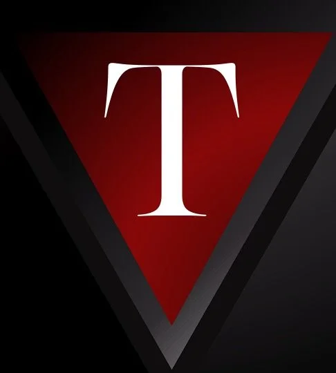 Logotipo con una letra T blanca en un triángulo rojo, con fondo negro y detalles gris oscuro