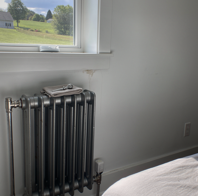 Cast iron radiator tapping with gurgling air bubbles
