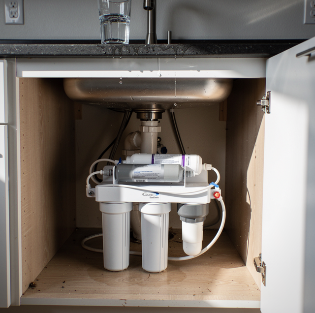 reverse osmosis unit mounted under kitchen sink