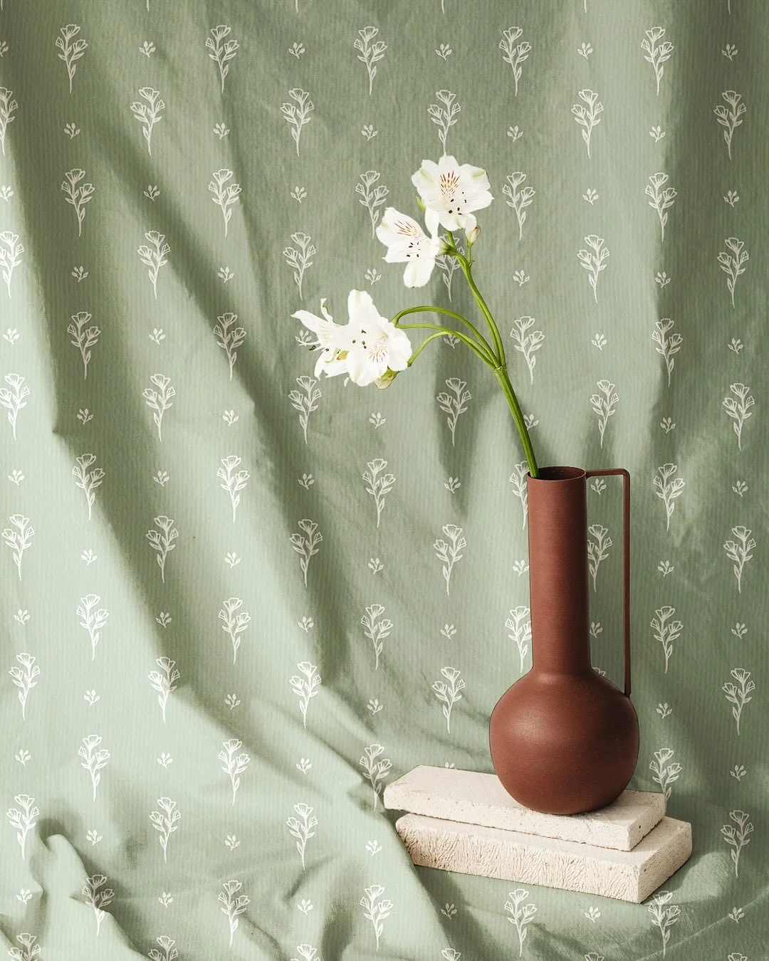 💐 Wildflower Bouquet 💐
A delicate half-drop repeat featuring a simple, charming wildflower. Soft, subtle, and sweet &mdash; perfect for adding a gentle touch of nature to any space.
