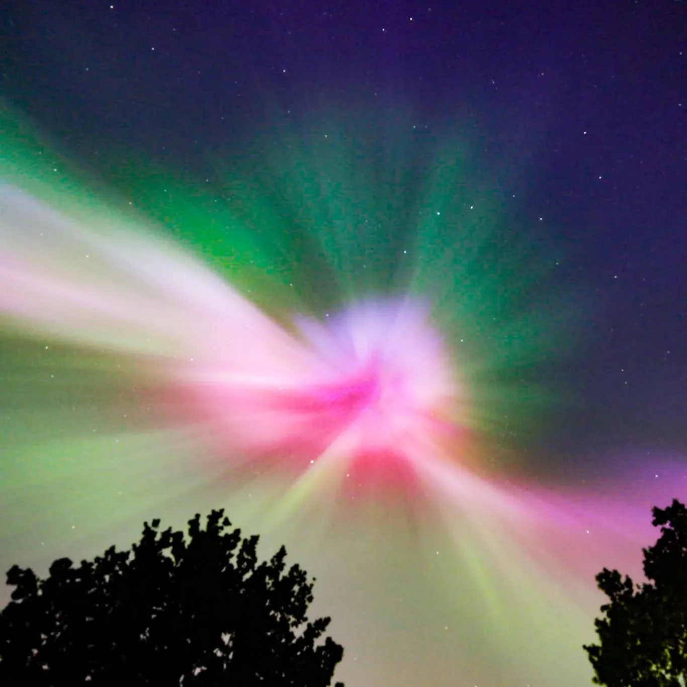 Awesome light show right above us tonight!
#northernlights 
#auroraborealis 
#astrophotography
#parbold 
#paroldhill
#parboldvillage
