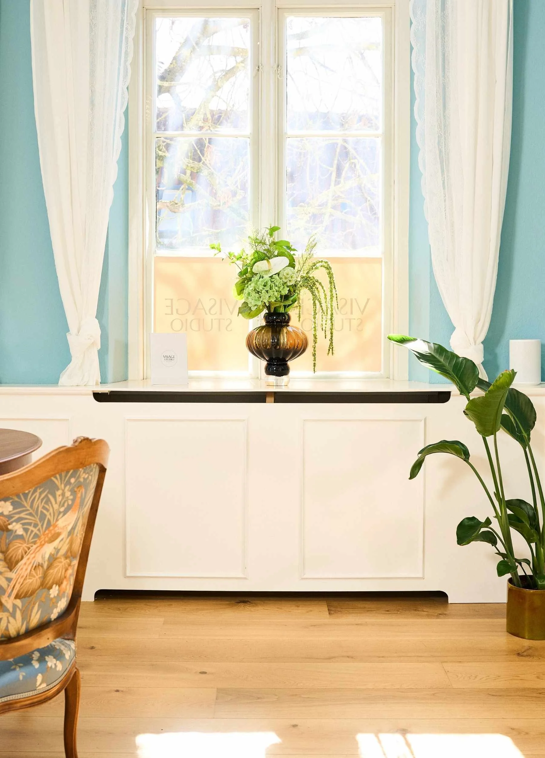 Lyst behandler lokale hos Visage Studio kosmetisk klinik i Odense C med blomster og grønne planter