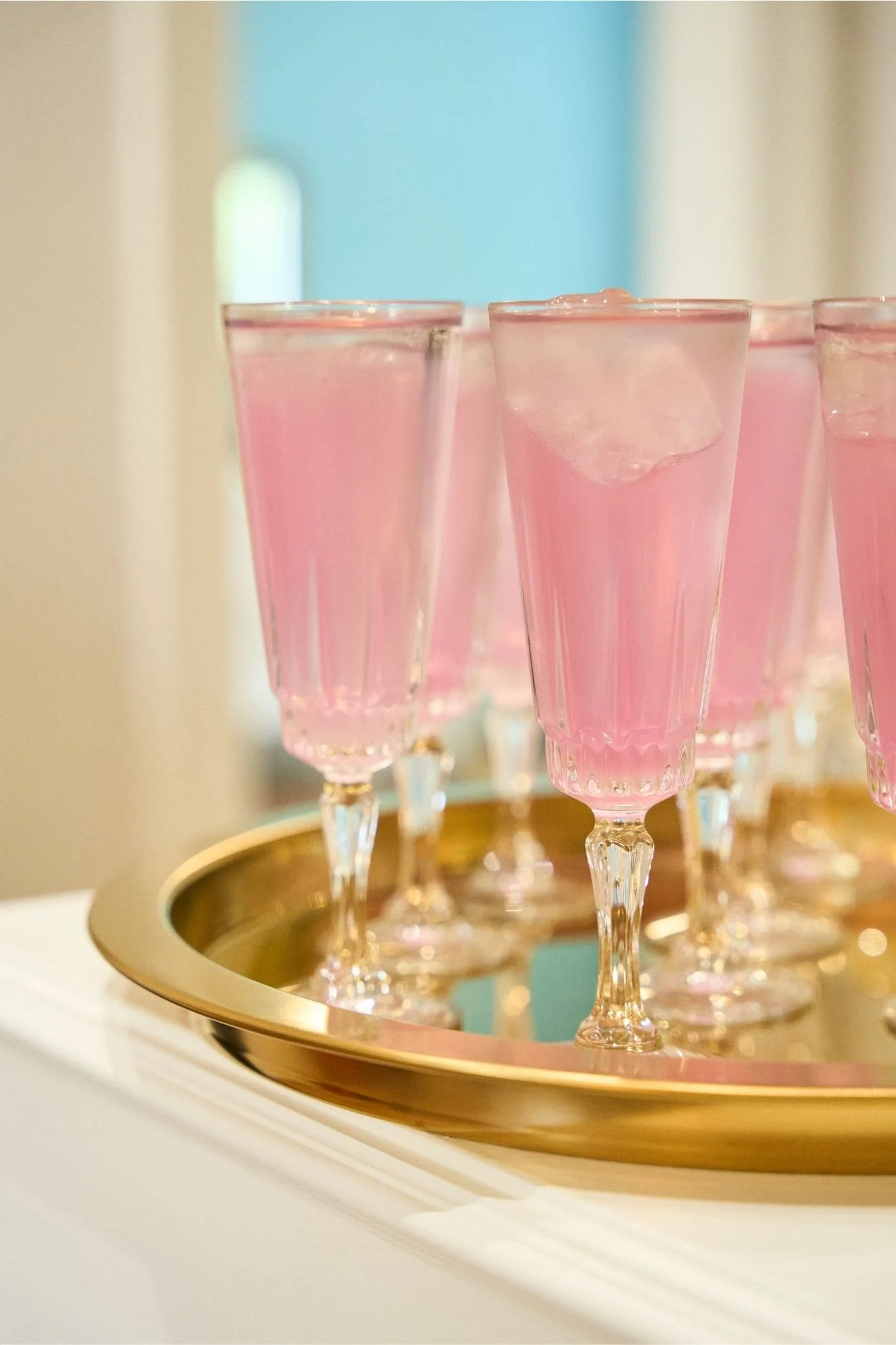 Lyserøde velkomstdrinks til self-care-event hos Visage Studio i Odense C