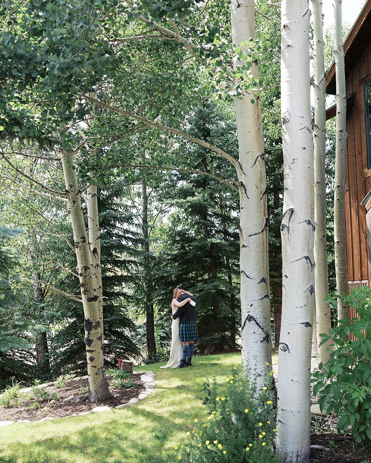 heartfelt moments &amp; meaningful details in the mountains of CB
____
🏔️🤎🌲🤠
#heartfeltmoments #meaningfuldetails #crestedbutte #weddingplanner 

@timeless.traditions.co 
@aureliabaca_photo 
@mountainweddinggarden 
@paoniapaella 
@tincupcb 
@theh