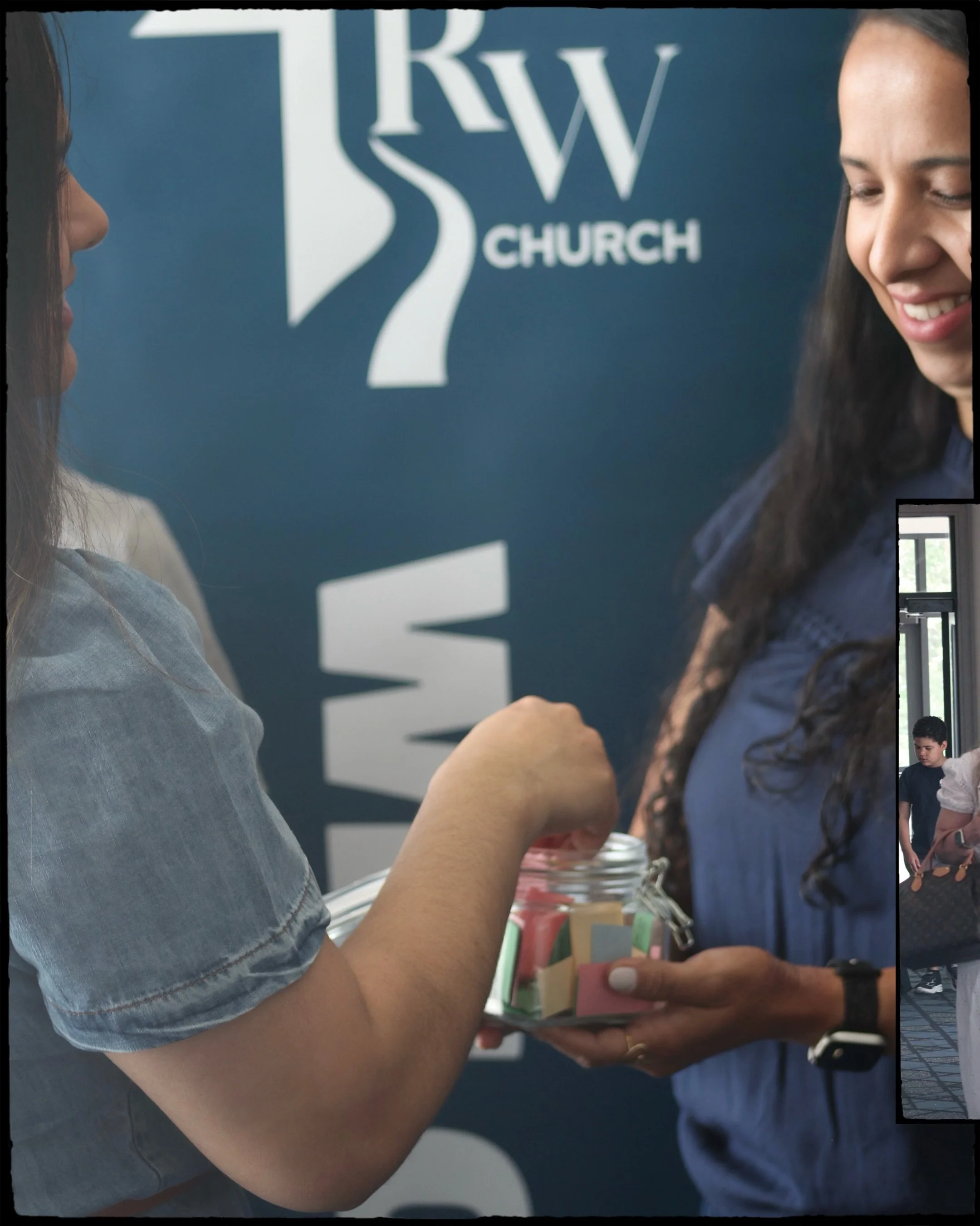 Neste domingo tivemos um culto de Santa Ceia verdadeiramente especial.

Fomos fortalecidos por uma Palavra poderosa, compartilhamos juntos a mesa do Senhor em um momento de comunh&atilde;o e gratid&atilde;o, e tamb&eacute;m celebramos com alegria a a