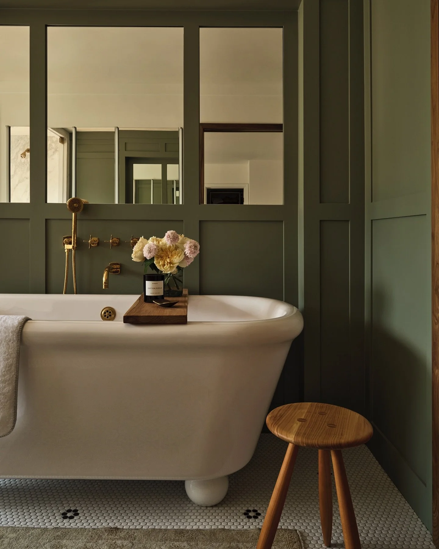 Tucked away in the Hollywood Hills, our Hollyoak project is surrounded by a lush green canopy and a spacious wraparound deck. When reimagining their primary bath, I wanted to pull the outside in. Grounded in earthy caramel tones and bright, creamy ma