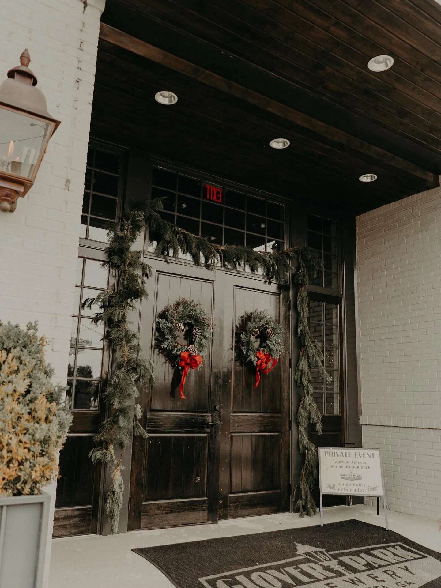 ‘Tis the season to celebrate! Have you booked your Holiday Party venue yet? Whether you are planning a casual end of year celebration or a more upscale celebration, we have the perfect space for your group! Begin planning today by inquiring thr