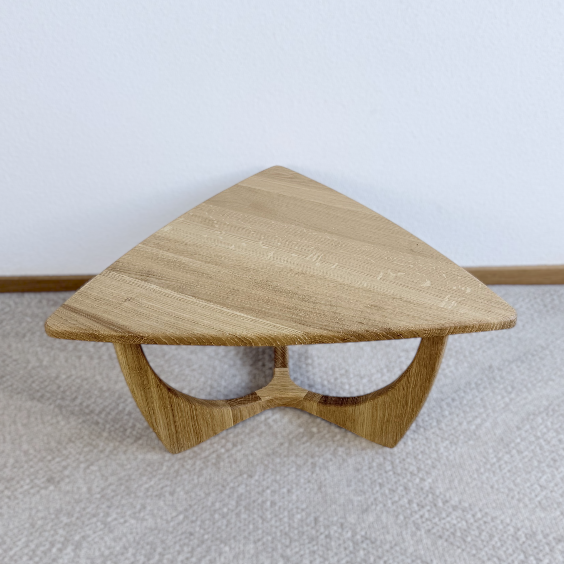 Design Couchtisch aus massiver Eiche - Drei Seiten, ein Statement.