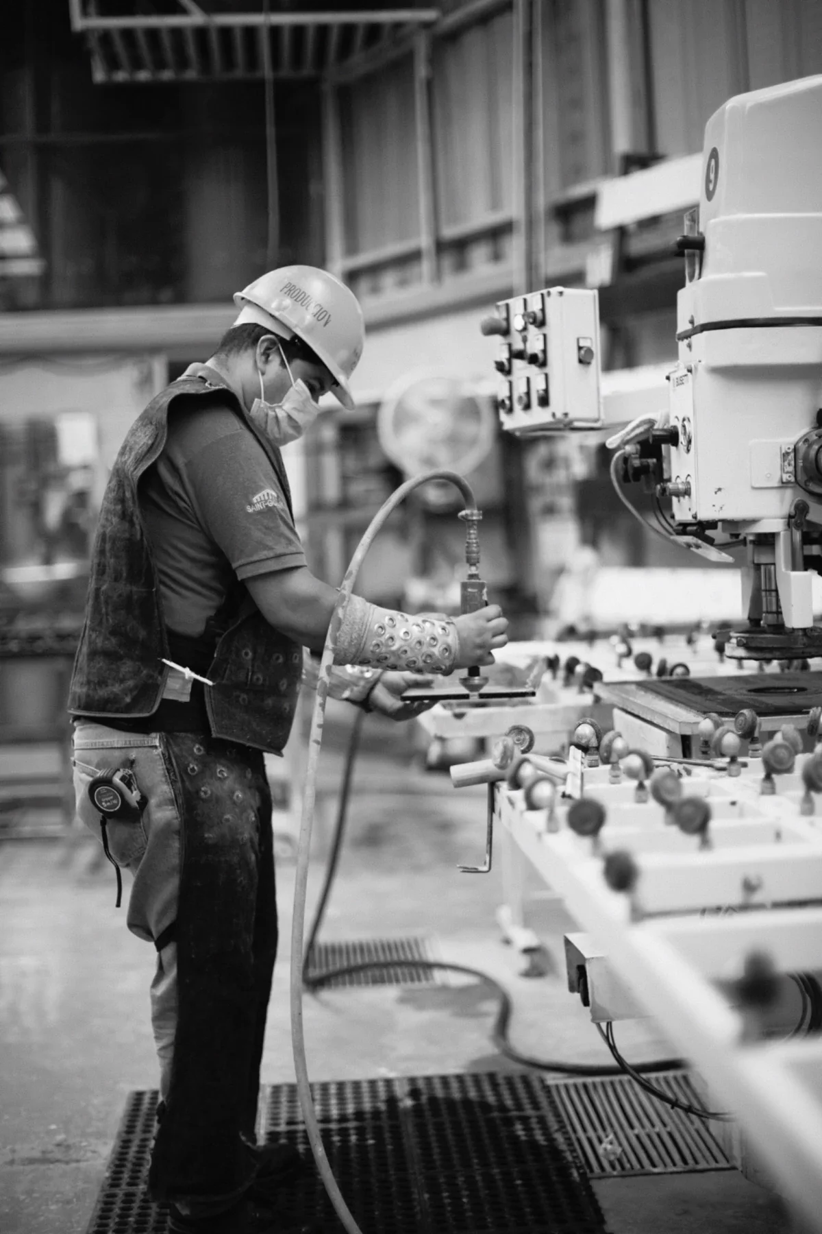 Personal especializado de Templanova trabajando en procesos industriales de corte y transformación de vidrio.