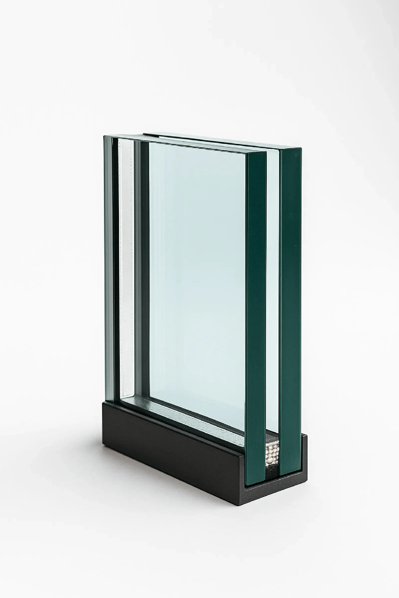 Unidad de vidrio insulado (DVH) con doble acristalamiento, diseñada para mejorar el aislamiento térmico y acústico en aplicaciones arquitectónicas.