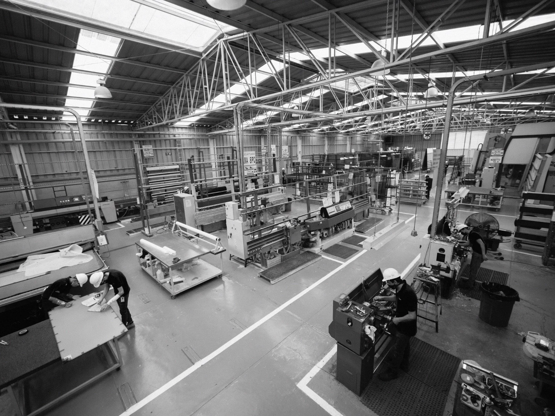 Equipo especializado de Templanova para transformación, corte y acabado de vidrio arquitectónico.