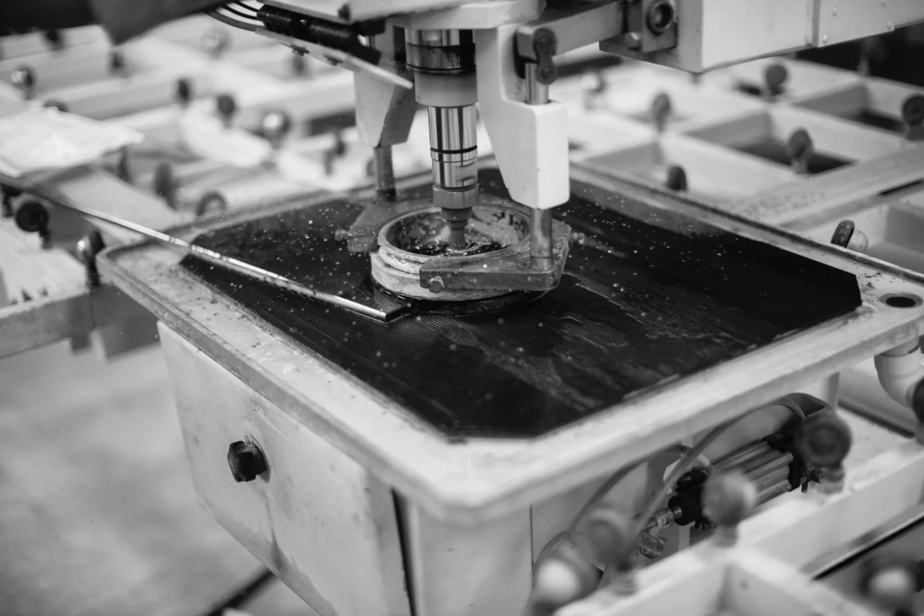 Proceso de barrenado y perforación en vidrio utilizando tecnología CNC para alta precisión en proyectos arquitectónicos.