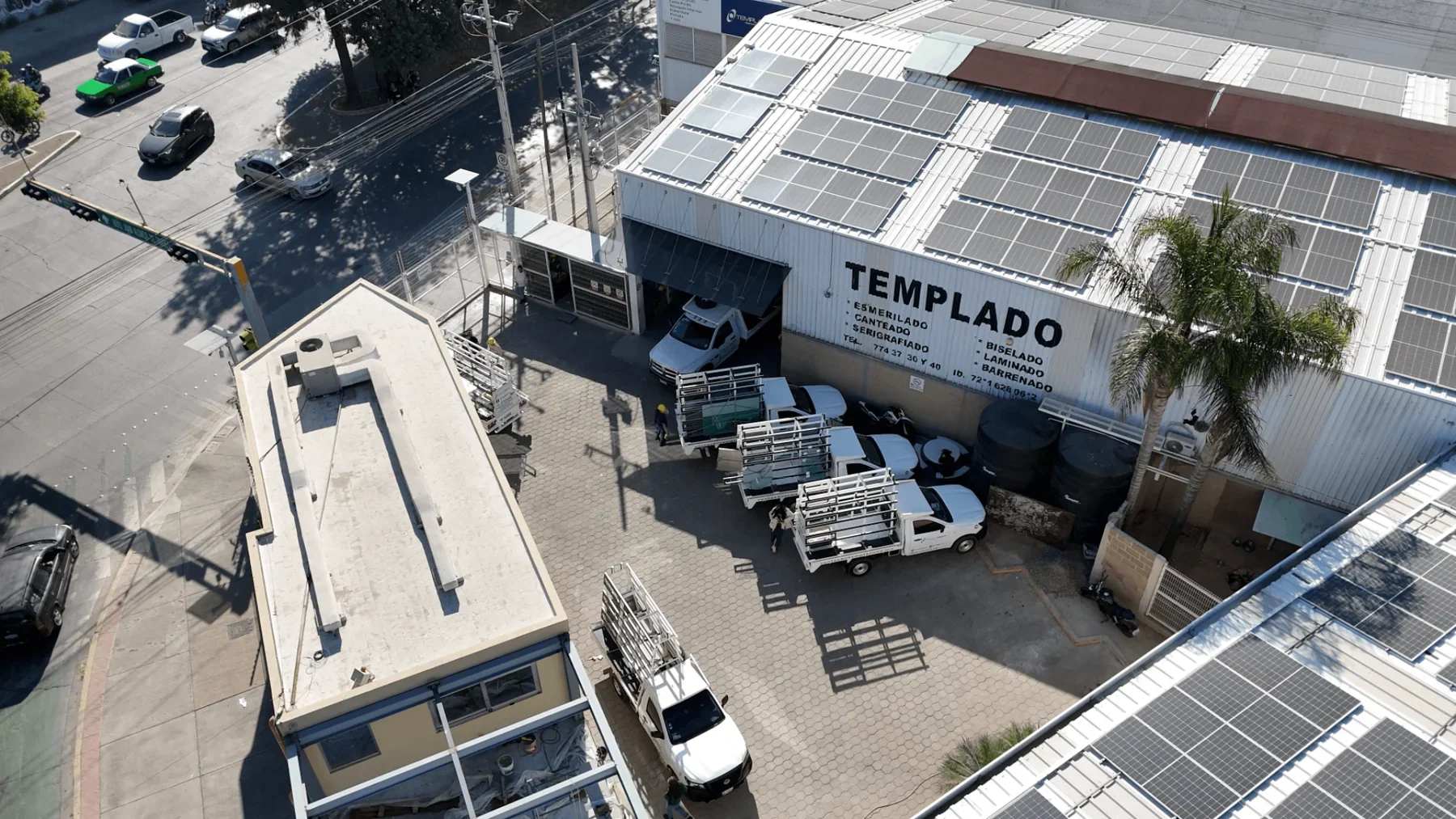 Vista aérea de la planta Templanova, destacando su infraestructura industrial y sistema de paneles solares para producción sustentable.