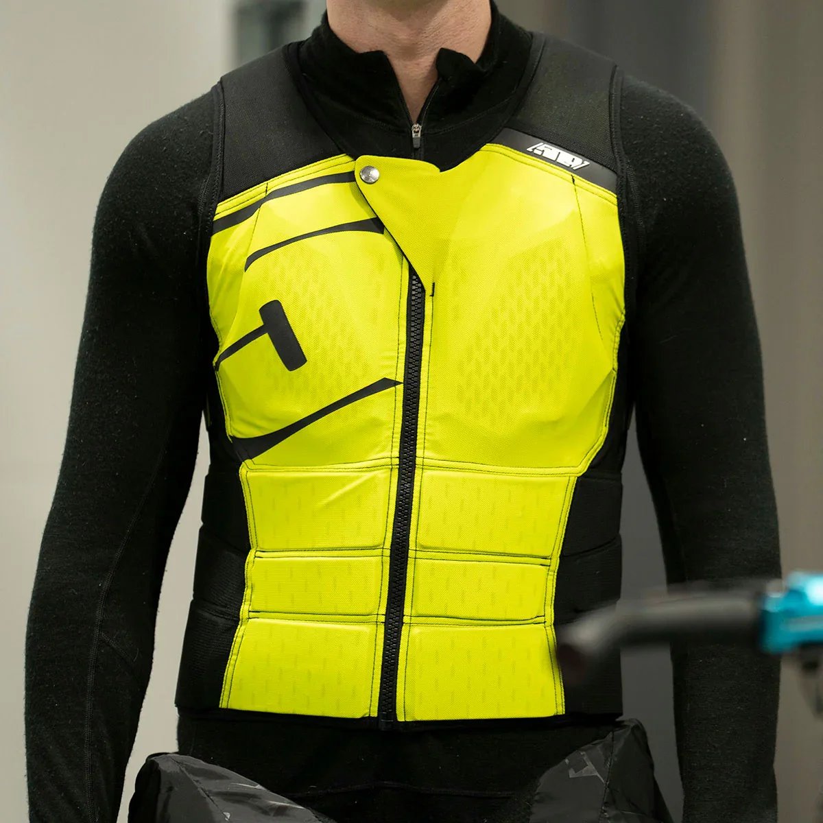 r-mor-protection-vest_HiVis.04.webp