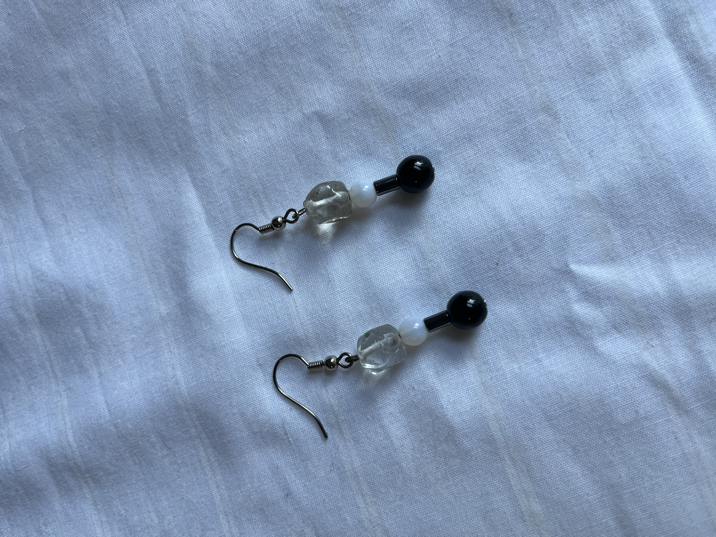 BLACK_WHITEEARRINGS.png