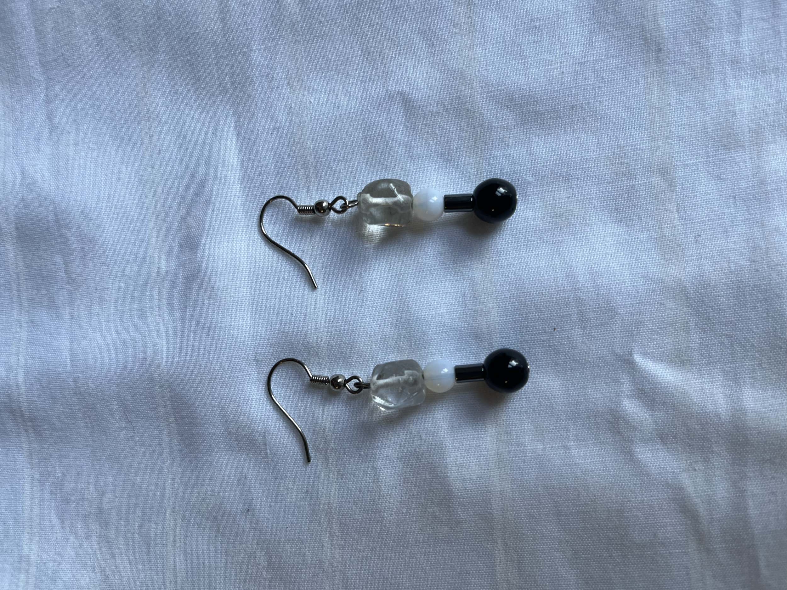 BLACK_WHITEEARRINGS(1).png