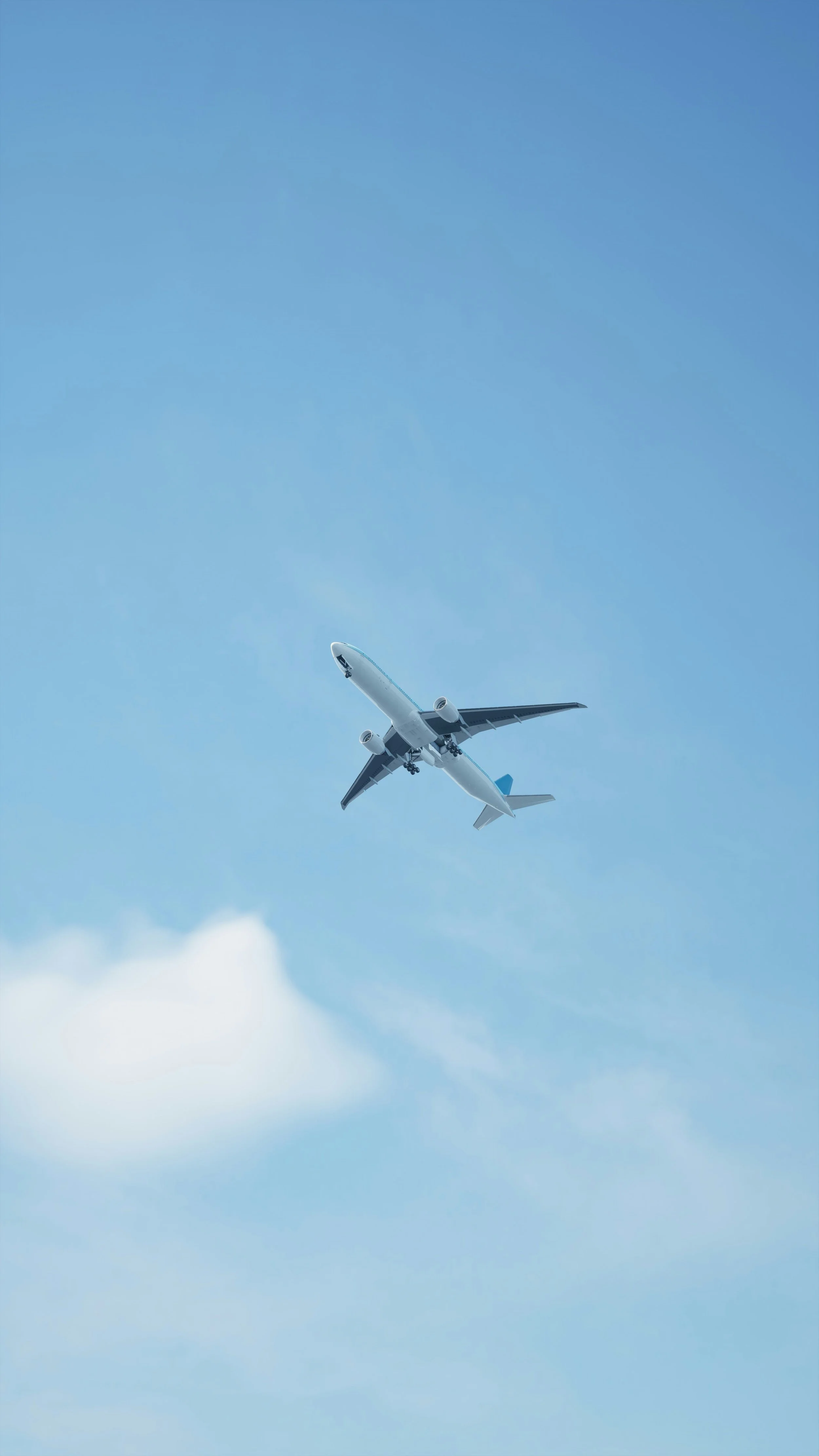 Avión volando en cielo despejado con algunas nubes.
