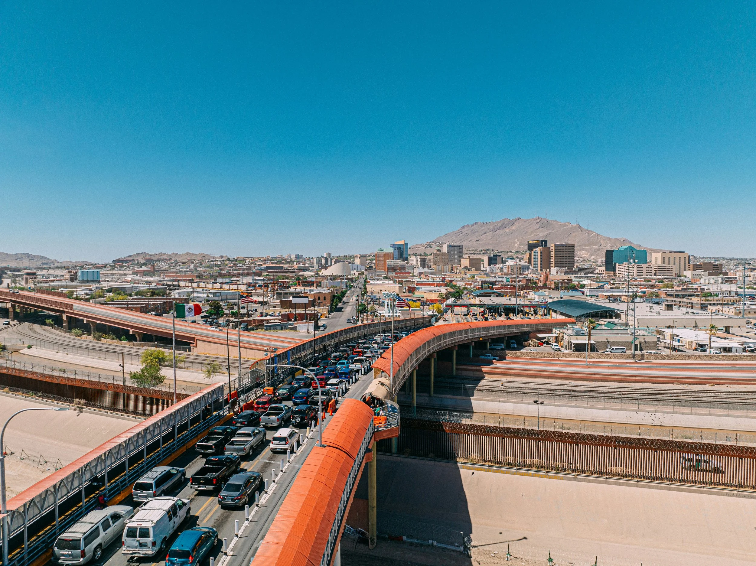 Una vista del puente internacional entre Ciudad Juárez y El Paso, Texas.