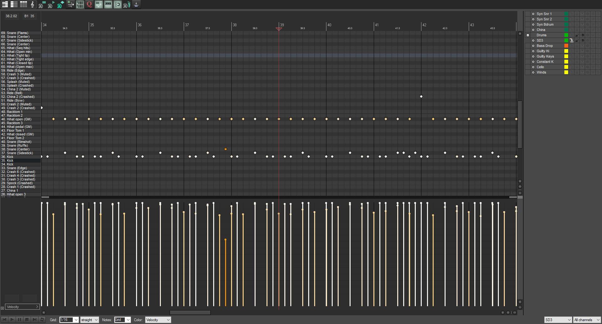 Pantalla de un software de producción musical con controles de edición MIDI para programación de batería en un proyecto musical.