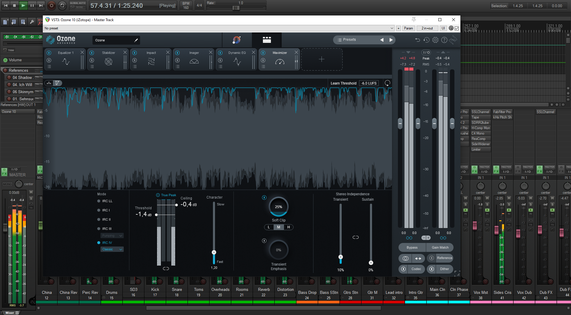 Pantalla de un programa de edición de audio con un ecualizador de mastering, niveles de volumen y una lista de pistas musicales en la parte inferior.
