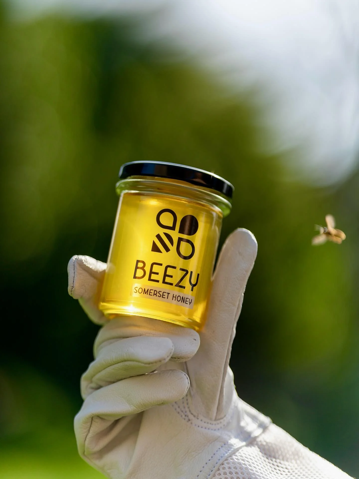 Little pot of gold! 💛

.
.
.
.
.

#HoneyBees #SaveTheBees #Bees #BeeLove #Beekeeper #Beekeeping #Honeybee #BeesOfInstagram #ProtectTheBees #BeeHappy #BeeFriendly #Honey #BeeLife #Pollinators #BeeCommunity #BeeKeeperLife #HoneyHarvest #Apiary #BeesAn