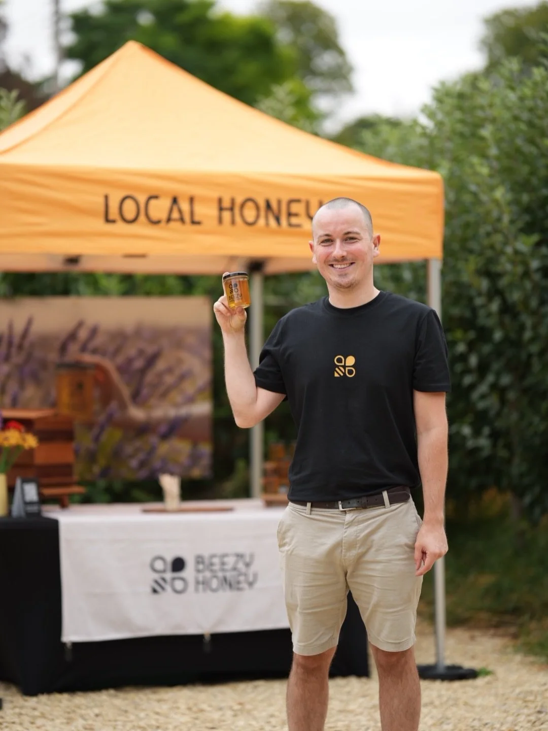 🐝 Market day! 🍯

The bees have been busy&hellip; and now it&rsquo;s our turn! 🍯 Come say hi, grab some local honey at the @theartistsbarn 

#LocalHoney #MarketDay #Beekeeping #nature #art