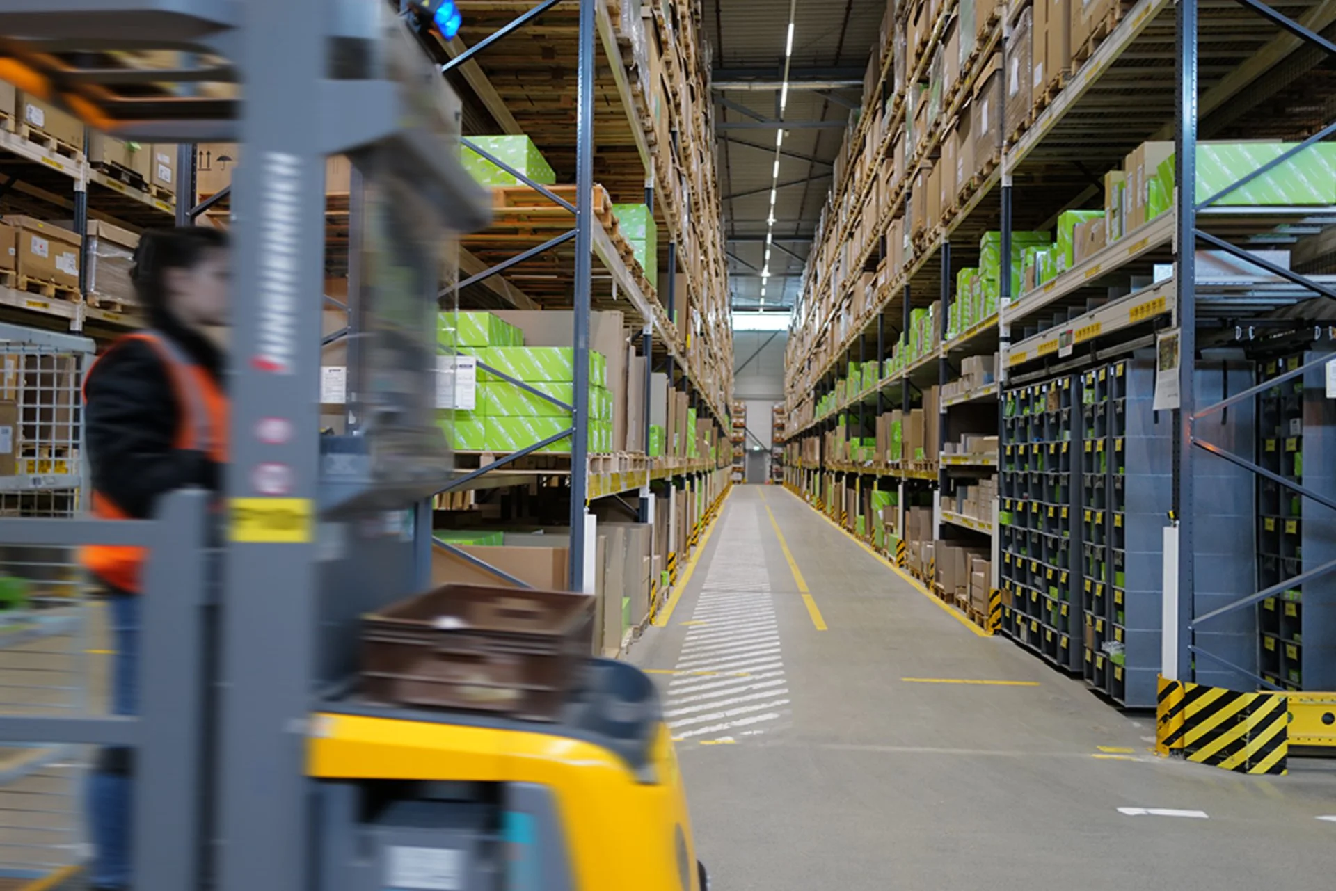 Bild-Alternativtext KKS Gebäudereinigung, Sonderreinigung, Schädlingsbekämpfung , Arbeitnehmerüberlassung, Personalservice, Direktvermittlung, Niederlande, Deutschland, Düsseldorf, Ratingen, Lager , Logistik, Hubwagen, Regale