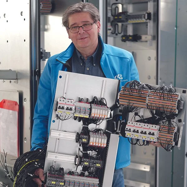 Schaltschrankbau, KKS Elektroservice, Elektroniker, Verdrahtung, International, Deutschland,