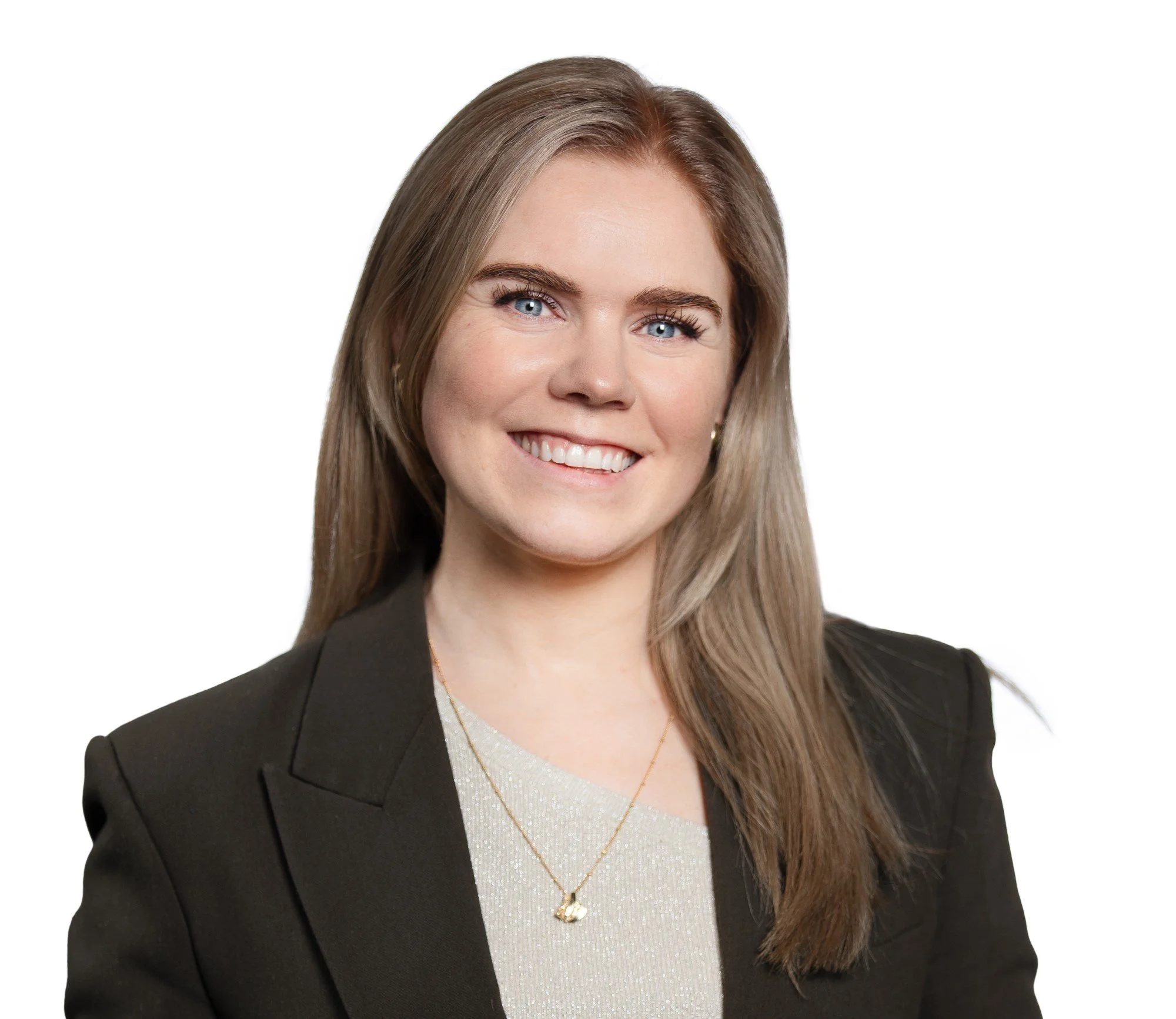 Portrett av en kvinne med langt, lyst hår, iført svart blazer og lys genser, smilende mot kamera.