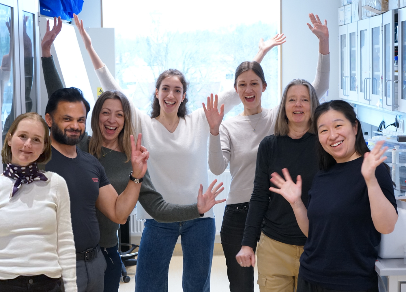 En gruppe mennesker står i en lab.