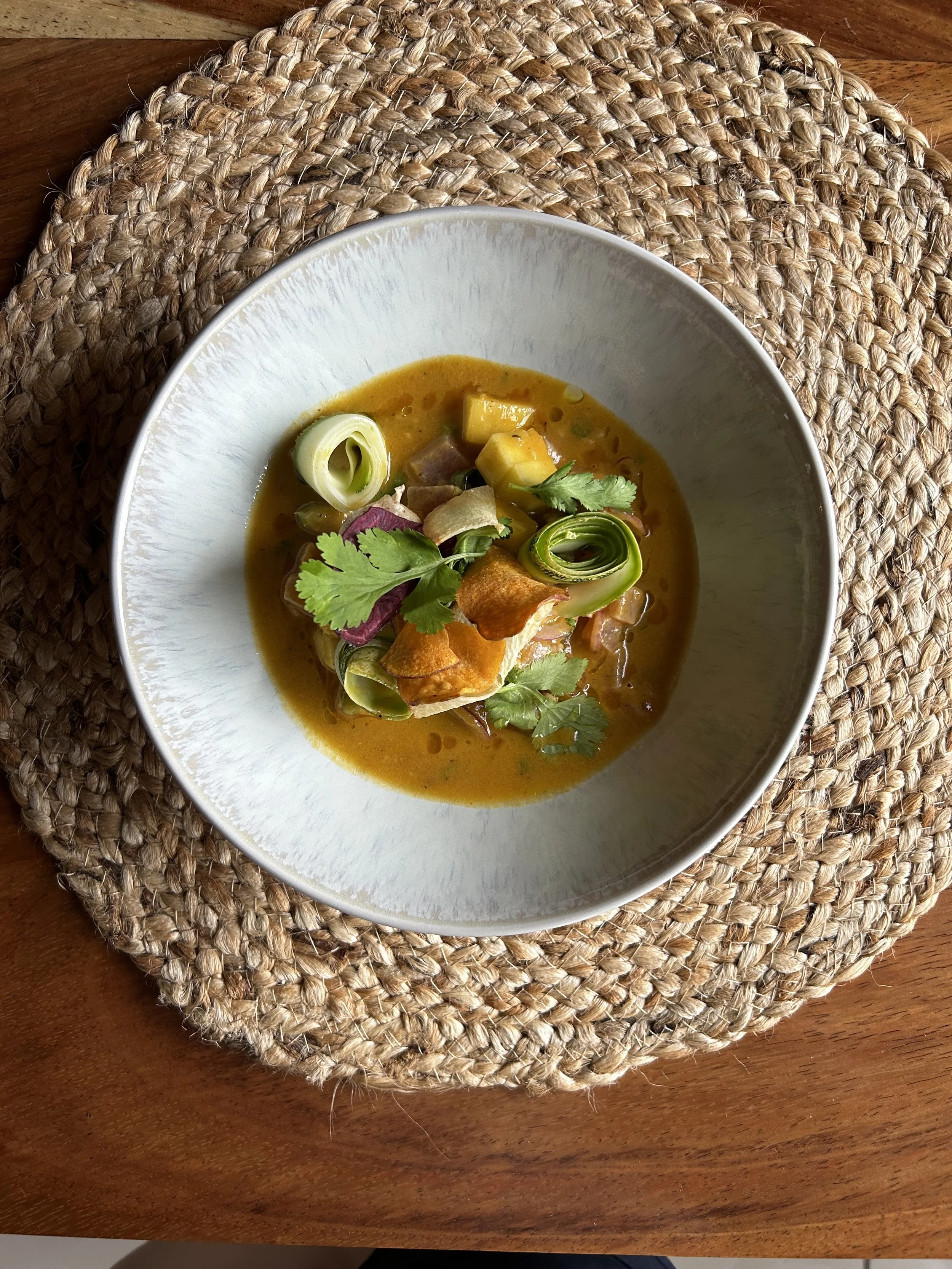 ceviche de pescado al limón con cebolla de verdeo, cilantro y otros ingredientes en un plato blanco