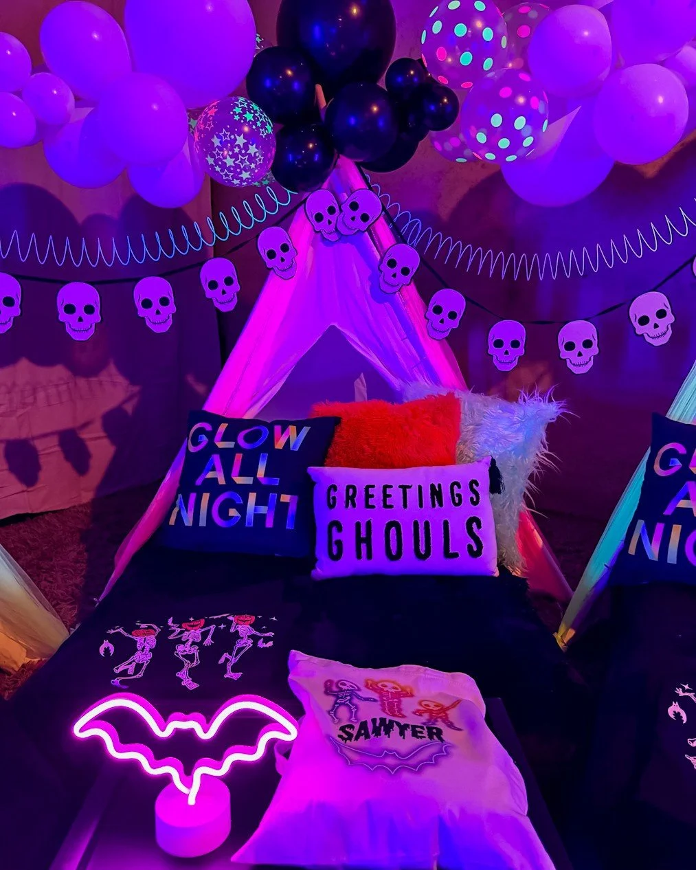 When your tiny client wants a spooky glow themed Halloween party, you deliver! We added some creepy creatures and skulls to make this Lets Glow Crazy theme more spooky!
We also did custom goodie bags, sleep shirts, and balloon garlands topping all t