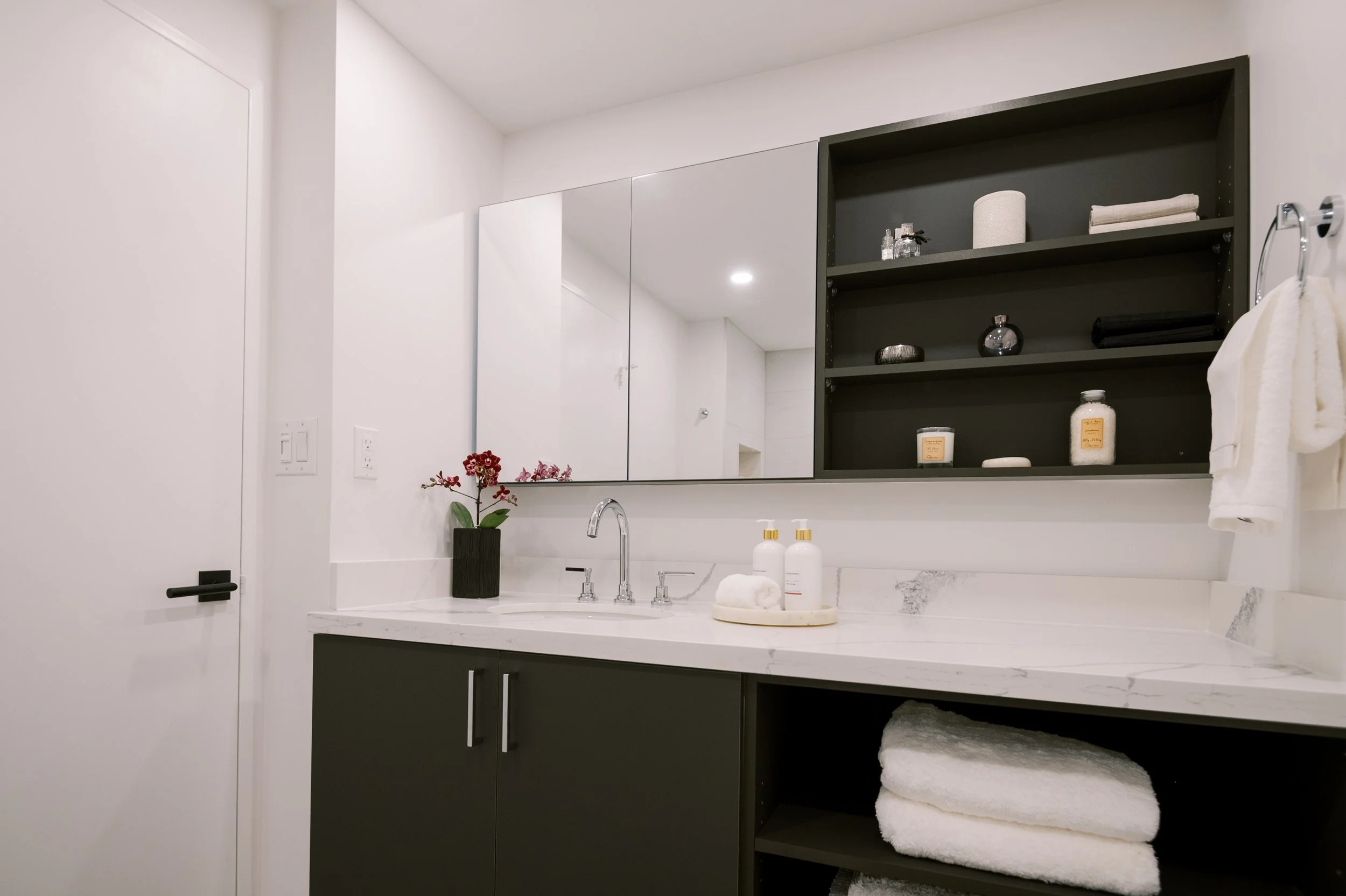 Principal Bathroom Black & White