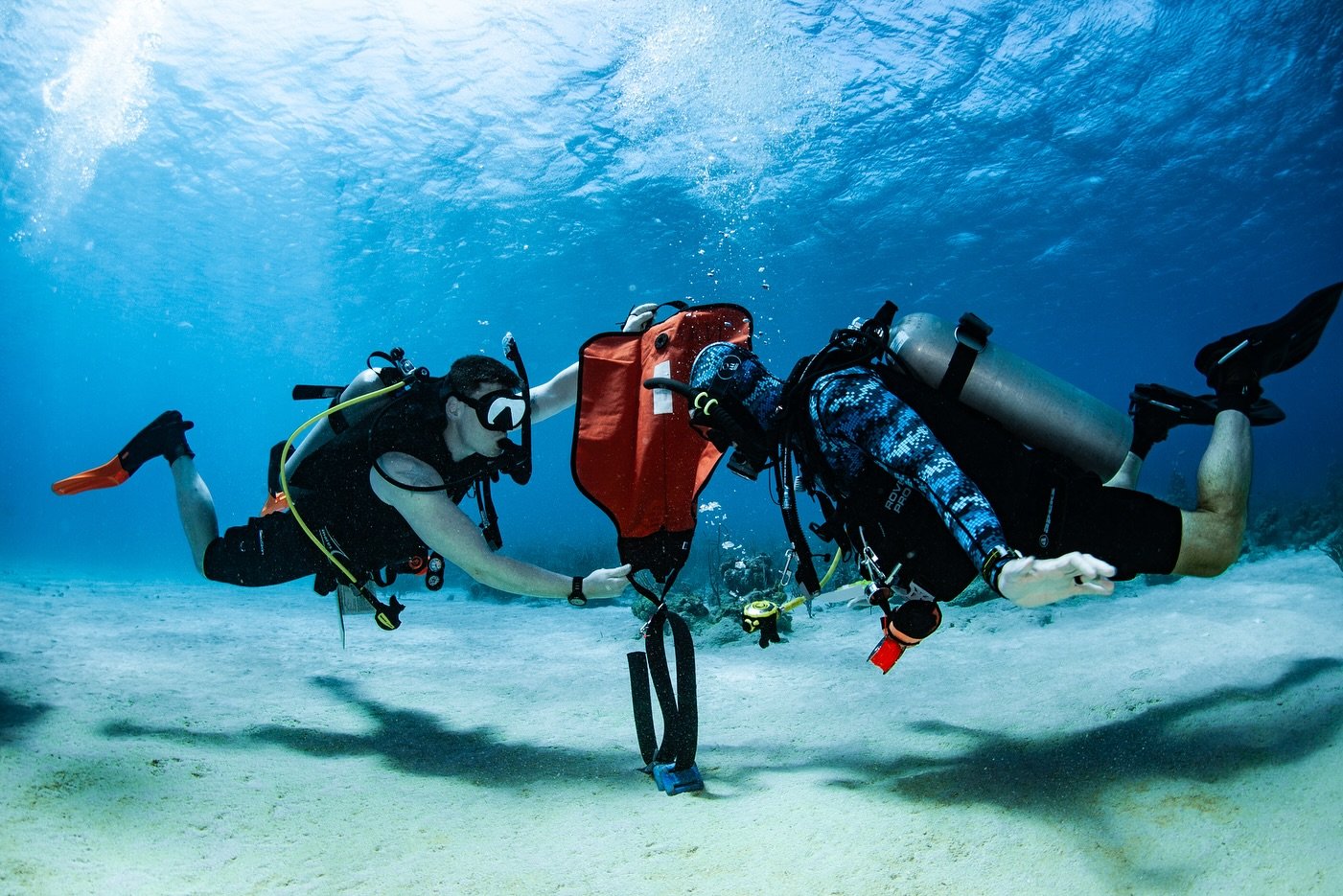 Throw back to some lift bag training with the one and only @ericdivesdeep 🤙🏻🔱

📍 @roatandivers 
📸 @underwaterwithb 
👩&zwj;🏫 @idcwithfernanda