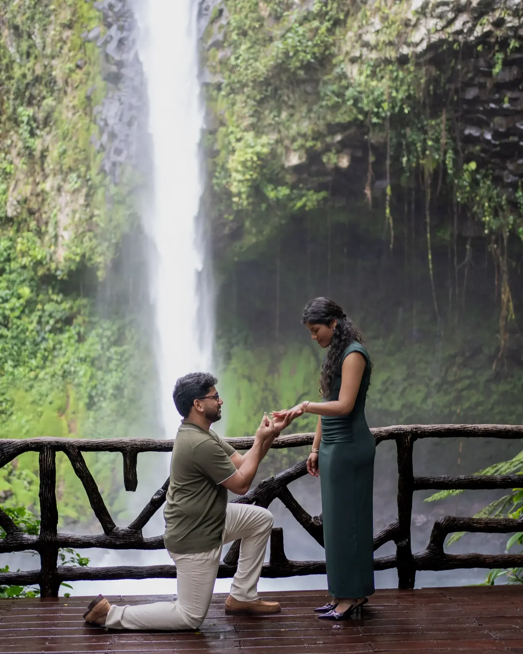 Proposal+in+a+waterfall%2C+costa+rica+-++Macaw+Experiences.webp