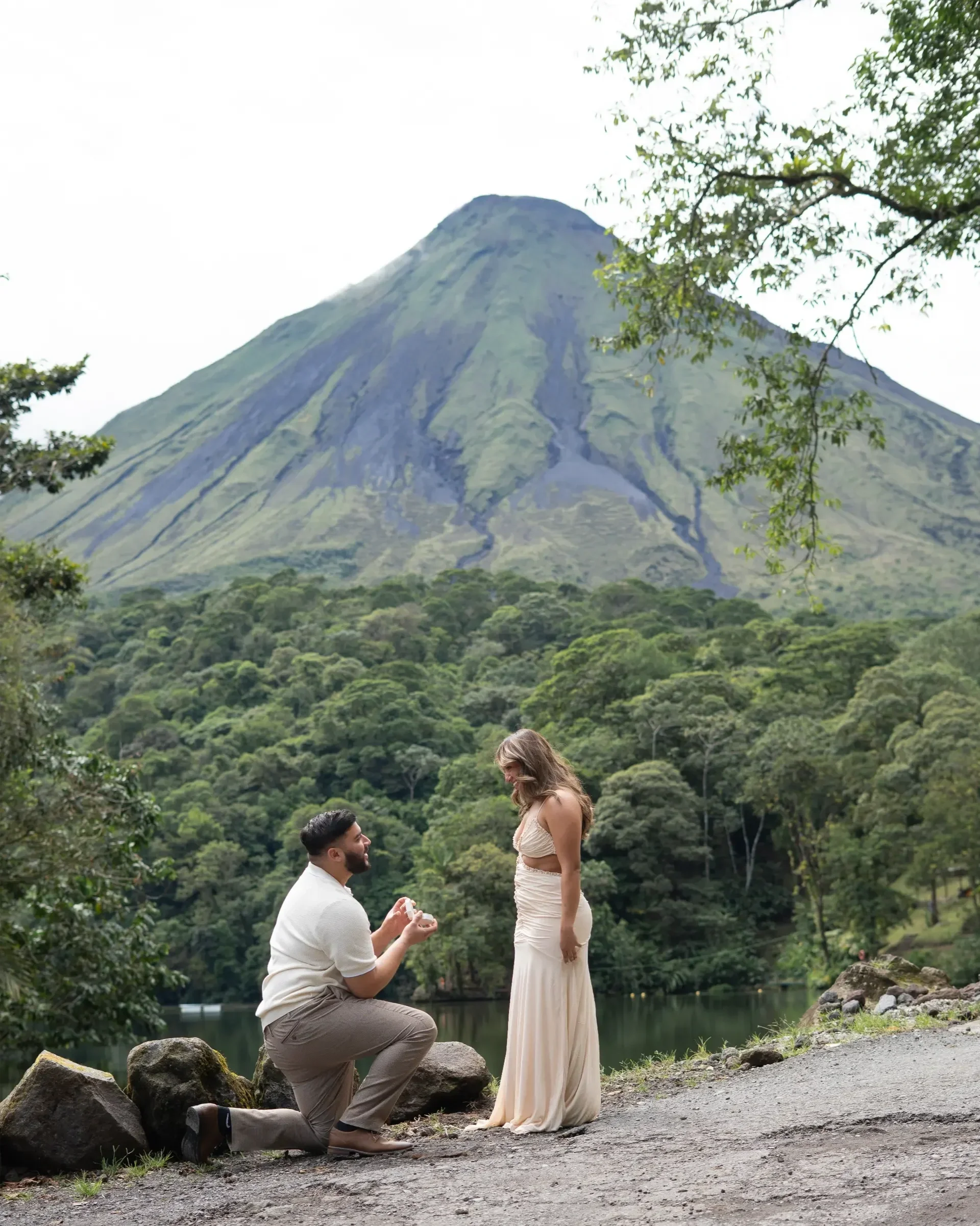 Proposal+in+front+of+Volcan+Arenal+Costa+Rica+-+Macaw+Experiences.webp