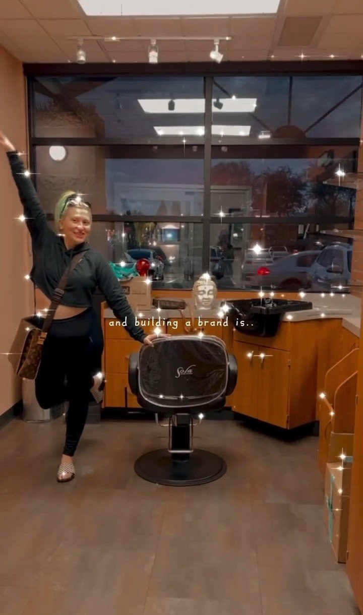 It's a #BeautyDistrict welcome! Raise a glass to @smash_styles, celebrating 6 years in #BeautyBiz and a fresh start here at #DesertRidge!
Her passion for hair and dedication to clients fit perfectly with our BD fam!
Welcome home—your new chap